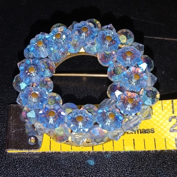 Beautiful vintage Aurora Borealis baby blue crystal wreath brooch - Picture 6 of 8
